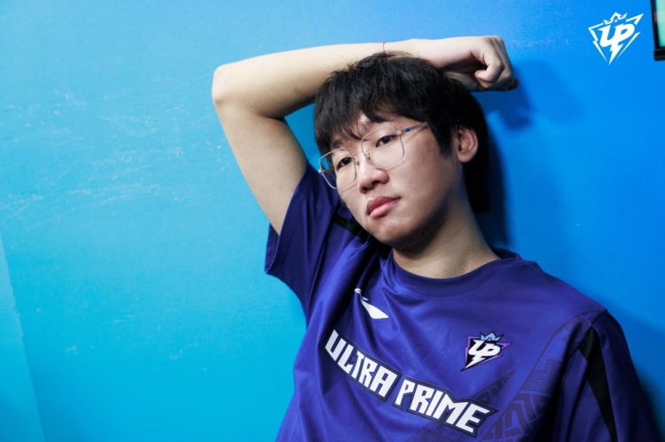 UP赛后返图:Ning两眼无神瘫坐椅子上