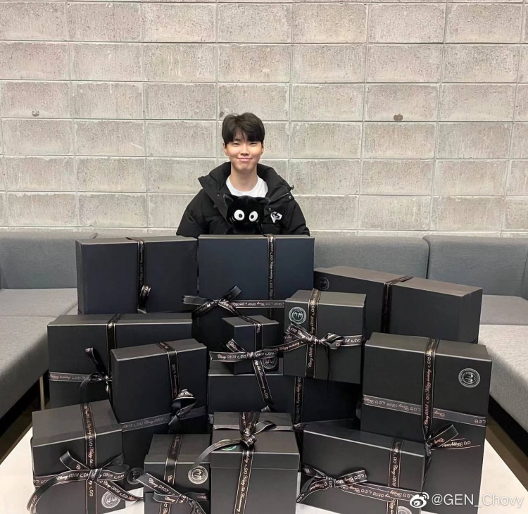 Chovy更博：谢谢大家的生日应援广告牌和生日礼物