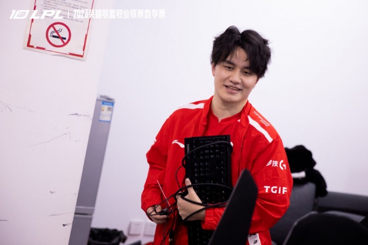 TES赛后返图 :拿下四杀后兴高采烈的Mark