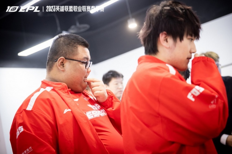 TES赛后返图 :拿下四杀后兴高采烈的Mark