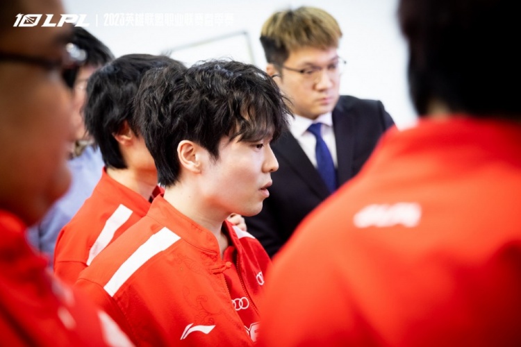 TES赛后返图 :拿下四杀后兴高采烈的Mark