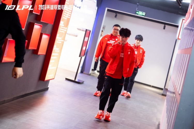 TES赛后返图 :拿下四杀后兴高采烈的Mark