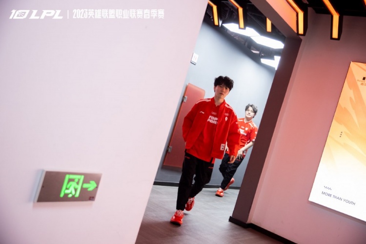 TES赛后返图 :拿下四杀后兴高采烈的Mark