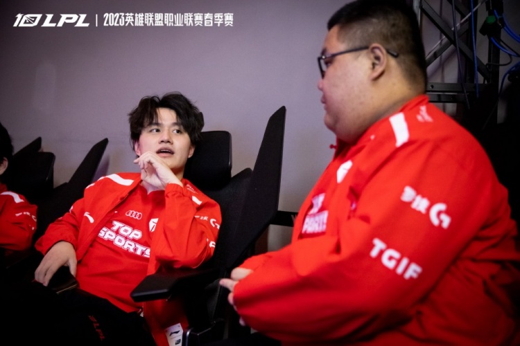 TES赛后返图 :拿下四杀后兴高采烈的Mark