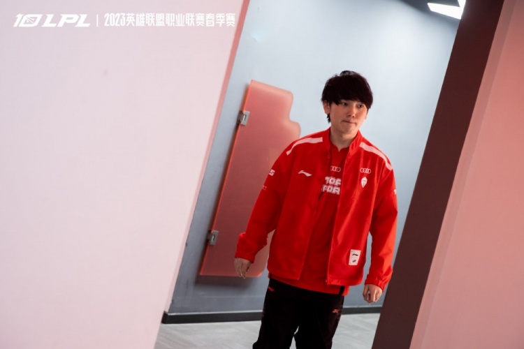 TES赛后返图 :拿下四杀后兴高采烈的Mark