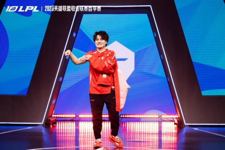 TES赛后返图 :拿下四杀后兴高采烈的Mark