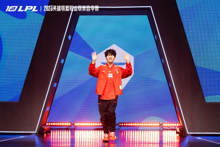 TES赛后返图 :拿下四杀后兴高采烈的Mark