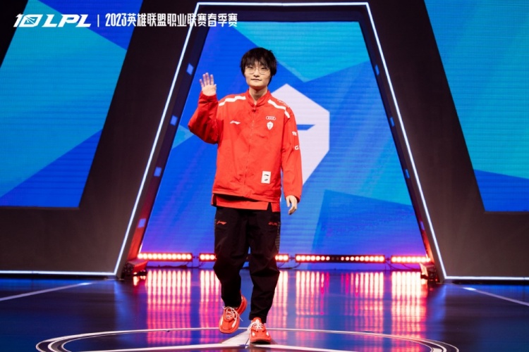 TES赛后返图 :拿下四杀后兴高采烈的Mark