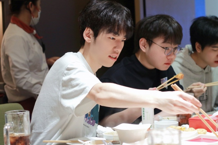 LNG花絮返图：“折扣餐厅”再次聚餐的返图来啦