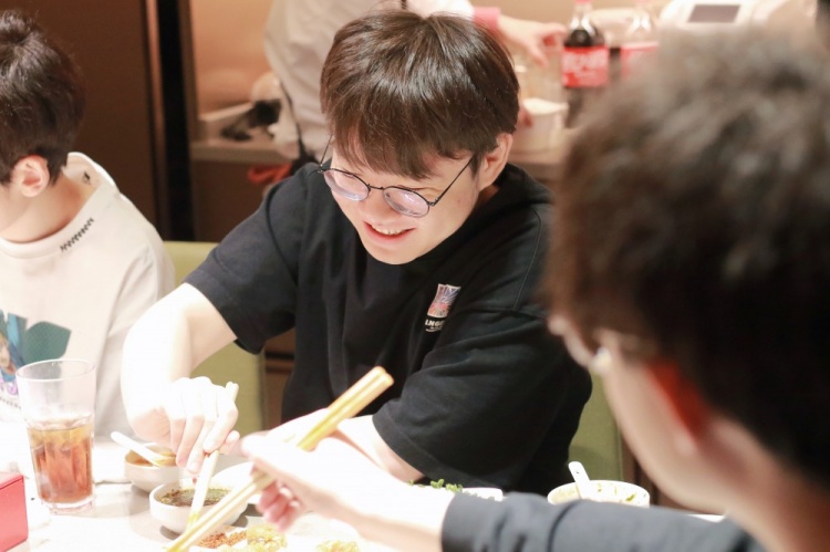 LNG花絮返图：“折扣餐厅”再次聚餐的返图来啦