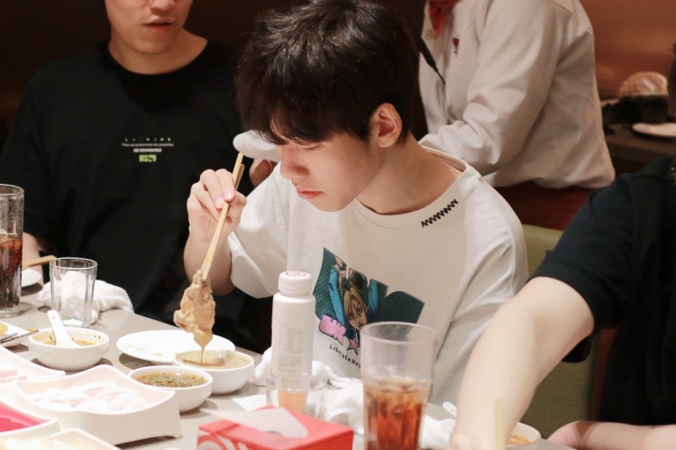 LNG花絮返图：“折扣餐厅”再次聚餐的返图来啦