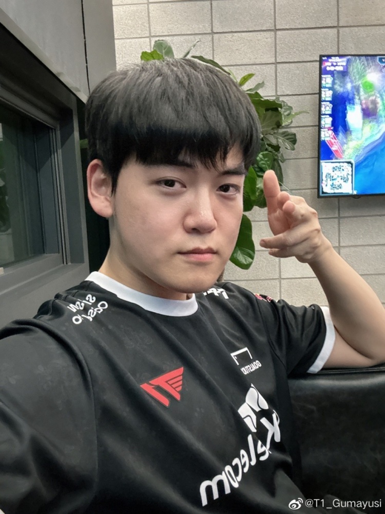 横扫KDF达成八连胜 赛后Gumayusi晒出自拍:carry!