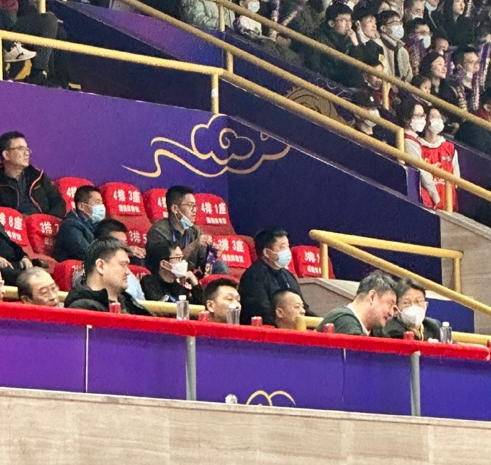 来看球了！中国篮协主席姚明现身北京奥体中心观赛