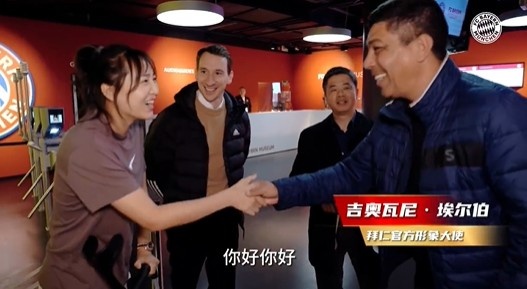 中国女足国脚王晓雪术后在德国康复，受邀现场观看拜仁女足比赛