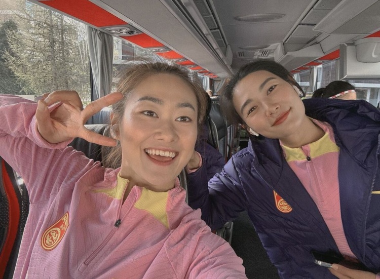 杨莉娜抵达瑞士与中国女足会合，社媒晒与队友合影