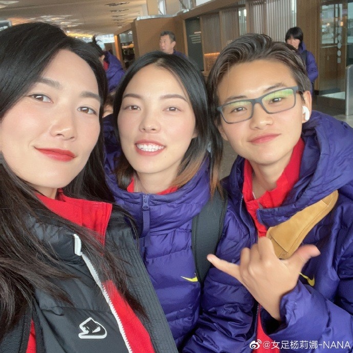 中国女足启程前往西班牙，杨莉娜与王霜自拍：转场✈️✈️✈️