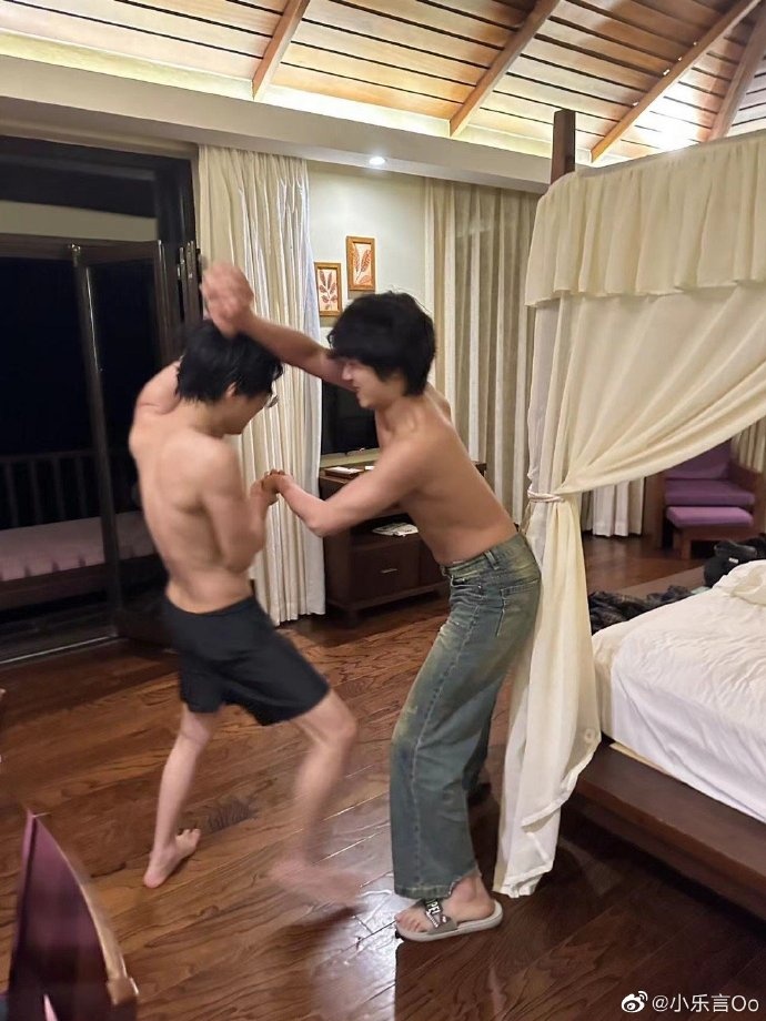Leyan分享与Wink出游海南照片：上身赤裸酒店内打闹?