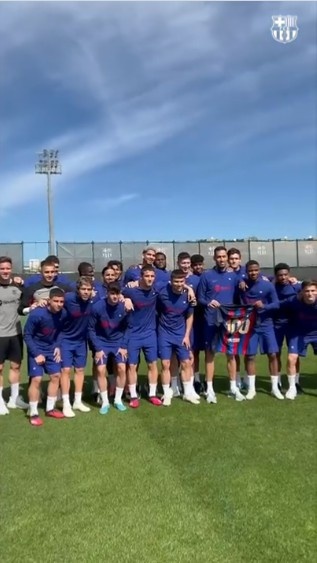 法蒂训练场展示100场纪念球衣，并与全队进行了合影