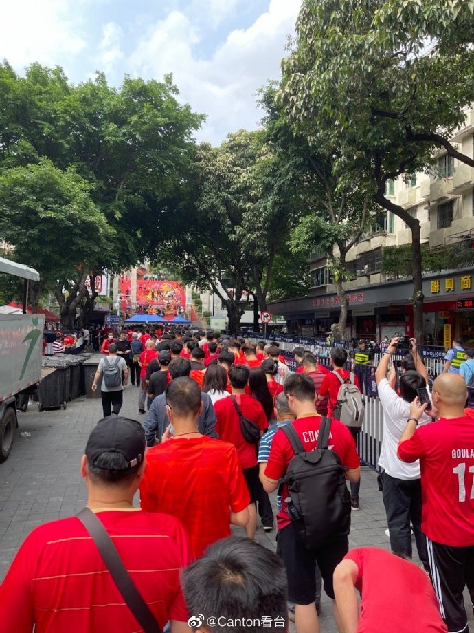 齐齐上山睇波！广州队中甲首战在即，越秀山场外成红色海洋