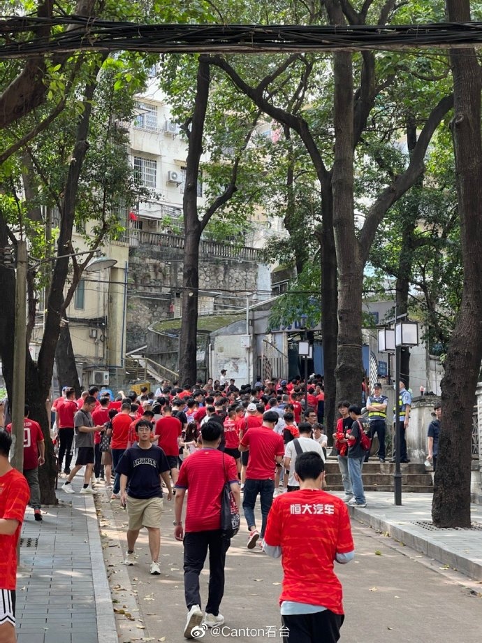 齐齐上山睇波！广州队中甲首战在即，越秀山场外成红色海洋