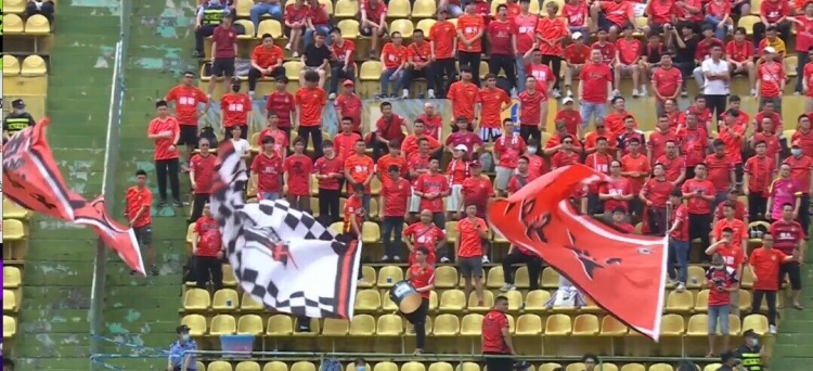广州队中甲首战越秀山体育场球迷众多，身穿红色球衣摇旗呐喊