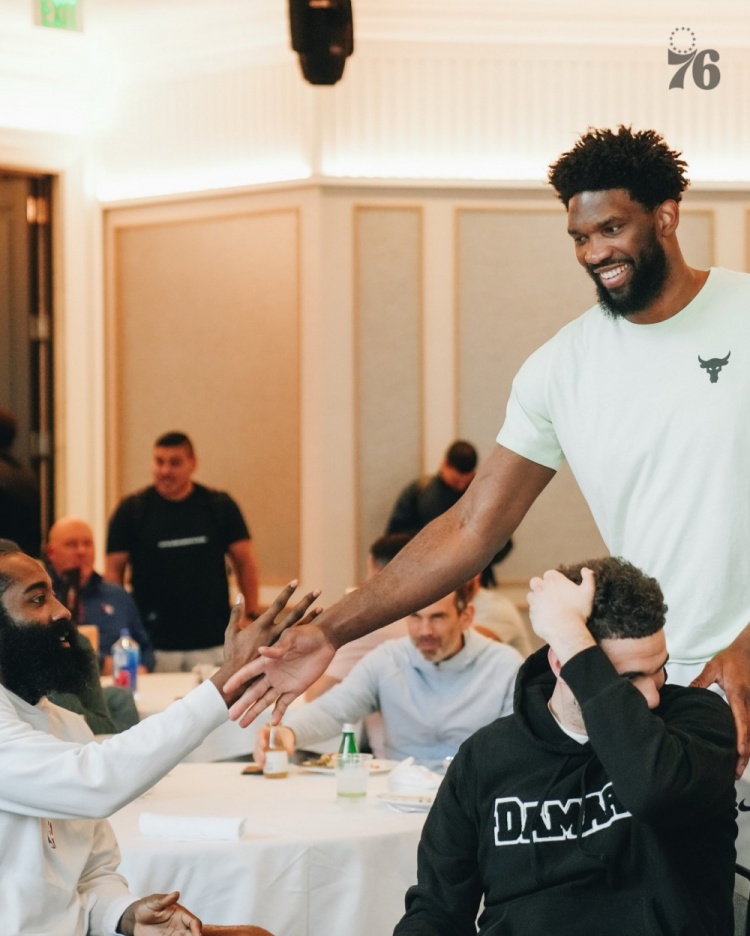 76人官方晒登帝合照：2017-18 MVP ? 2022-23 MVP