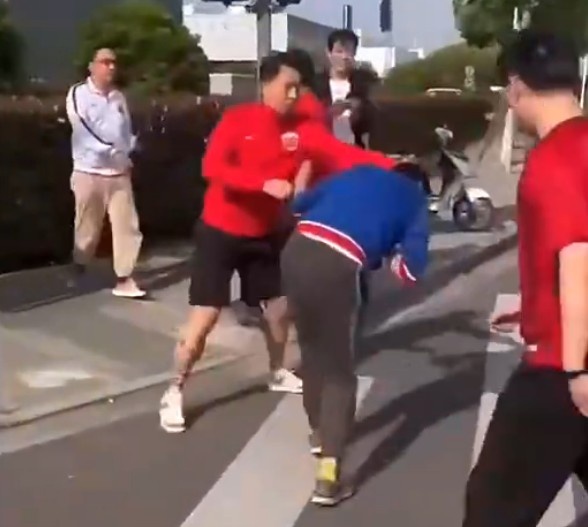 罪有应得！上海德比赛前球迷冲突后续：4名海港球迷被拘留