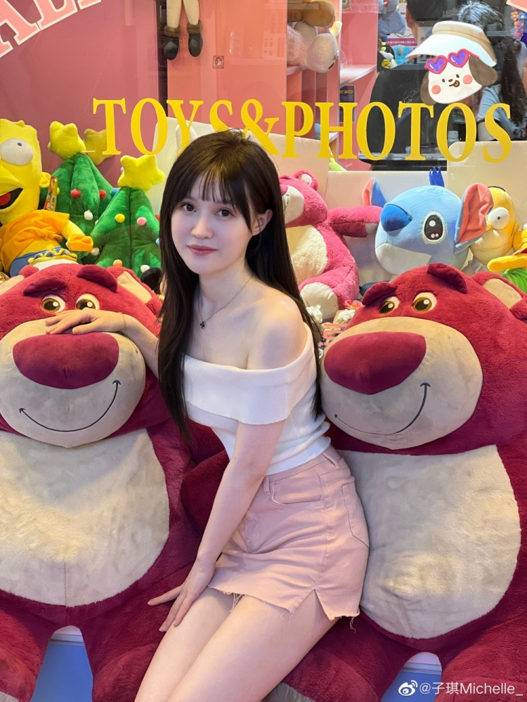 主持子琪晒照:超短裙和露肩毛衣 白皙长腿一览无遗