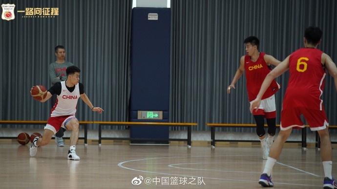 中国篮球之队官方晒男篮短训营照片：继续加油！