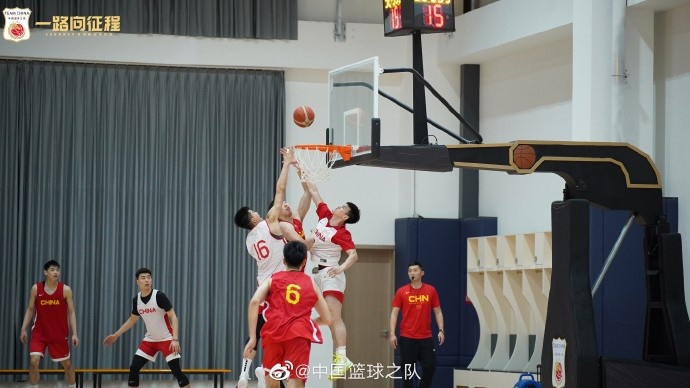 中国篮球之队官方晒男篮短训营照片：继续加油！