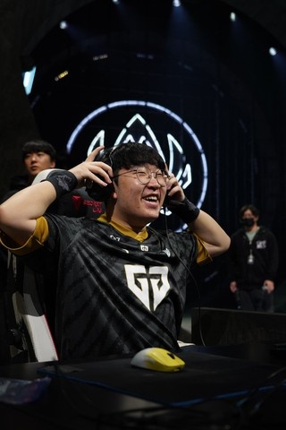 GEN官博晒图:距离首场比赛开始还有两个小时