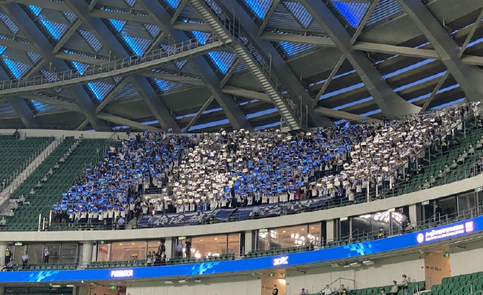 有点意思！1000名天津球迷仅花200元，在工体看台完成蓝白色拼图