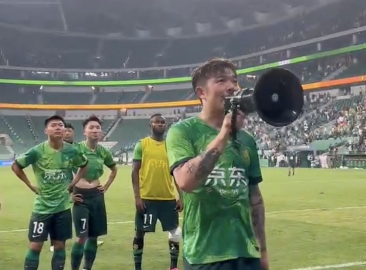 终于迎来主场首胜，张稀哲领唱国安队歌与球迷互动