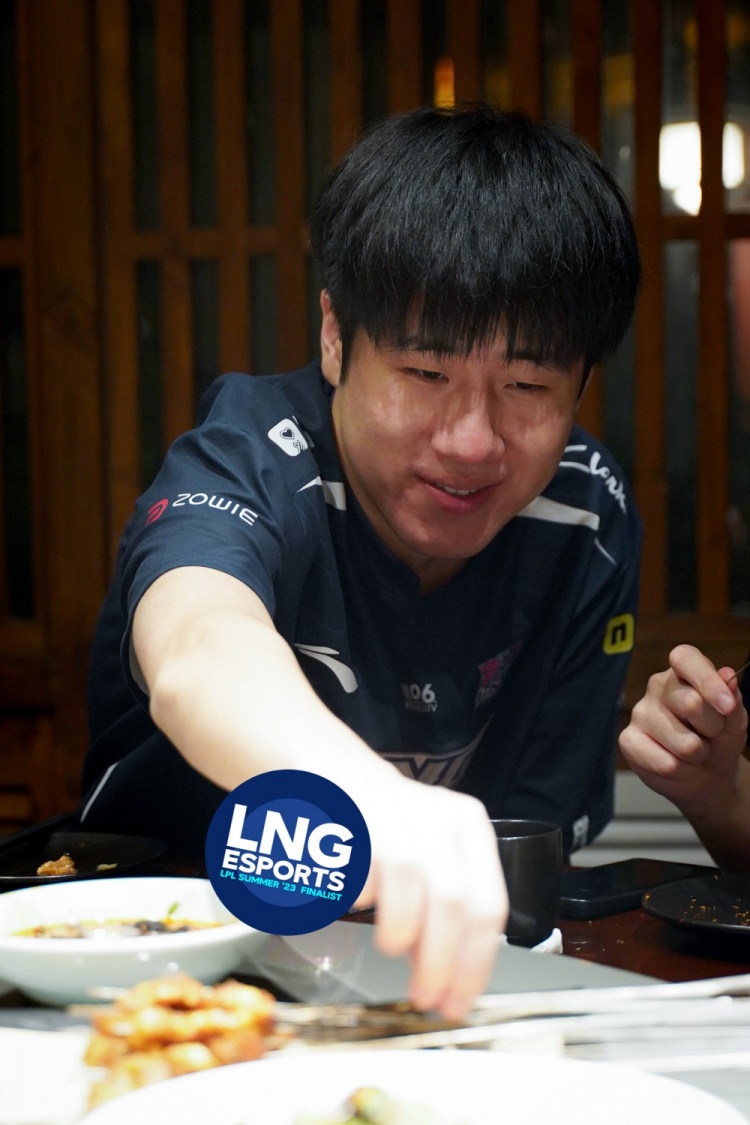 LNG分享选手赛后撸串：外出撸串的小麒麟们 奖励张师傅休息一餐