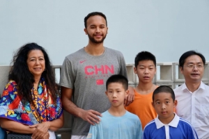 中国篮球运动员李凯尔回深圳老家祭祖