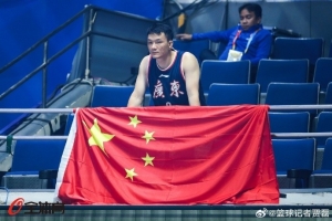 到馬尼拉的中國(guó)球迷有穿廣東&遼寧球衣 望大家失利后仍支持男籃