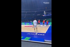 🎥中国男篮已经来到现场开始热身 篮协主席姚明也在场边