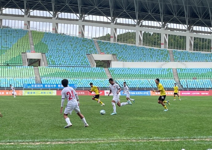 中青赛全国总决赛第一阶段第二轮，上海海港U17队2-1战胜湖北足协