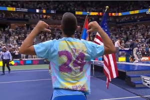 德约科维奇赢得美网冠军 穿着科比纪念T恤庆祝
