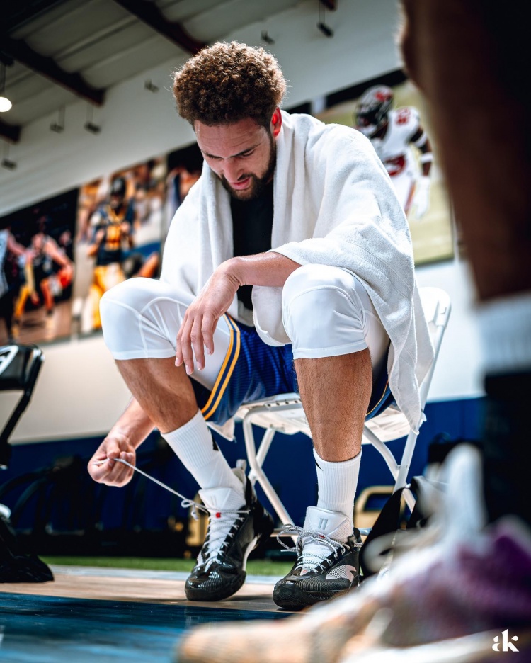 颜值相当能打！克莱训练上脚个人新一代签名鞋KT9