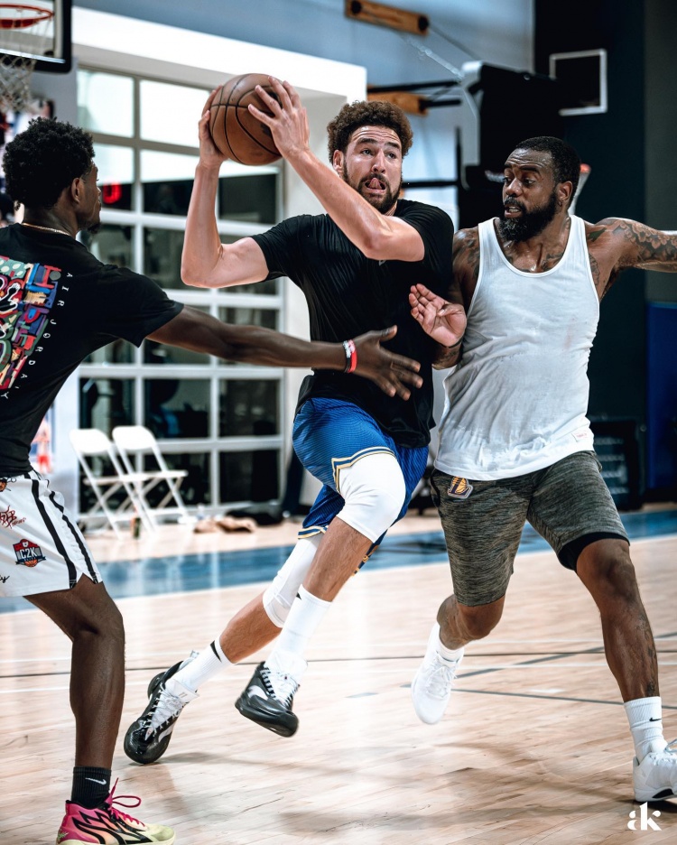 颜值相当能打！克莱训练上脚个人新一代签名鞋KT9