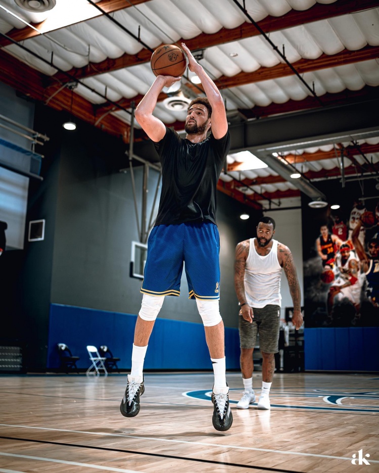 颜值相当能打！克莱训练上脚个人新一代签名鞋KT9