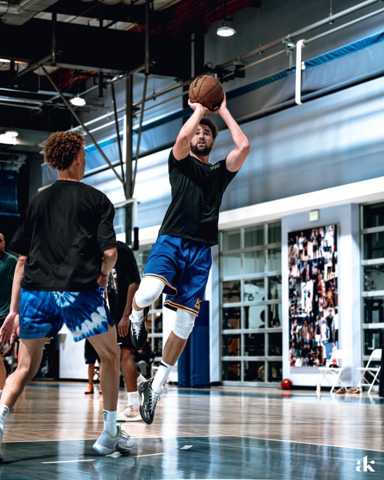 颜值相当能打！克莱训练上脚个人新一代签名鞋KT9