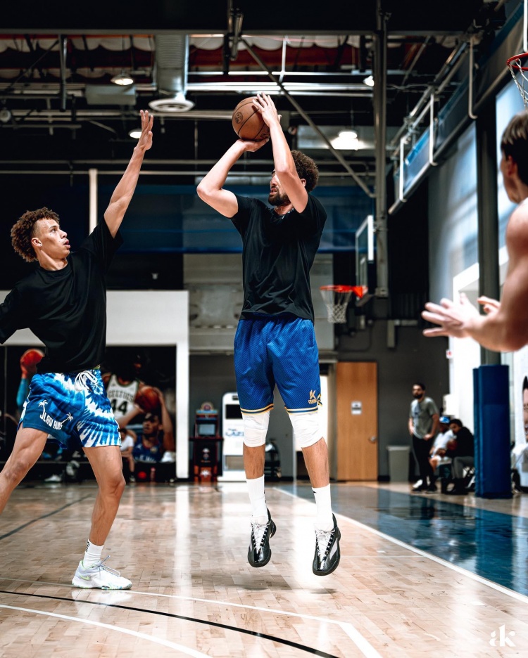 颜值相当能打！克莱训练上脚个人新一代签名鞋KT9