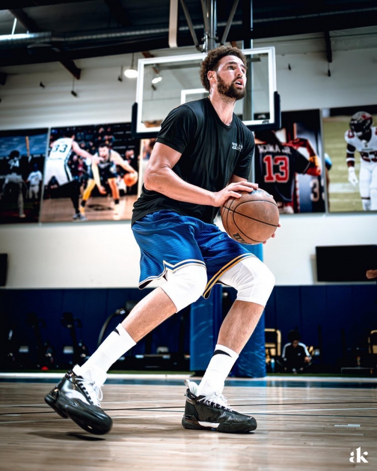 颜值相当能打！克莱训练上脚个人新一代签名鞋KT9