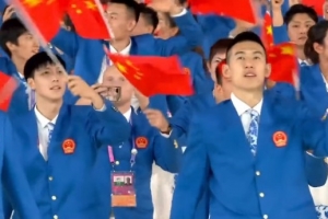 中国代表团入场 镜头长时间给到胡明轩和付豪等男篮运动员