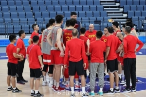 中国男篮亚运会揭幕战前接受特别励志信鼓舞士气