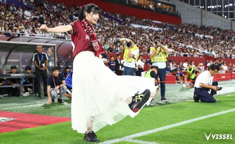 可爱小姐姐❤️18岁日本偶像五百城茉央为神户胜利船开球