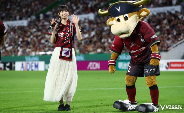 可爱小姐姐❤️18岁日本偶像五百城茉央为神户胜利船开球