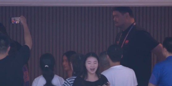 奥尼尔来到亚运会中国女篮比赛现场 并与姚明亲切致意！